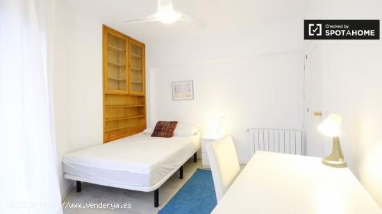 Habitación moderna ideal para mujeres profesionales y postgraduados en apartamento de 6 dormitorios