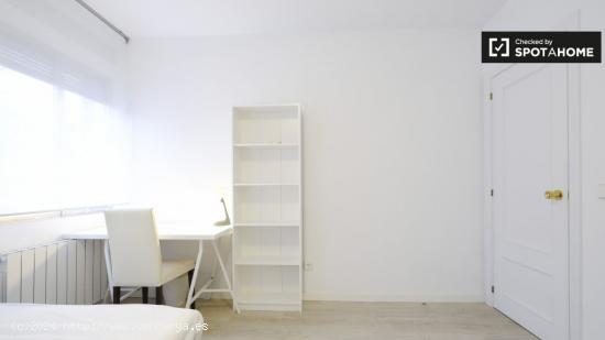 Habitación luminosa ideal para profesionales mujeres y postgraduados en apartamento de 6 dormitorio