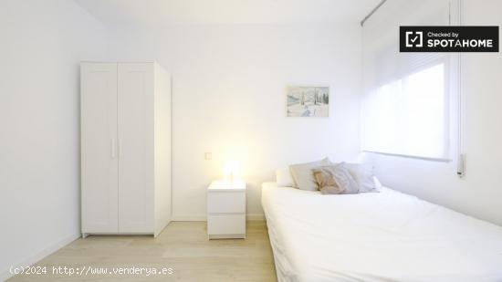 Habitación luminosa ideal para profesionales mujeres y postgraduados en apartamento de 6 dormitorio