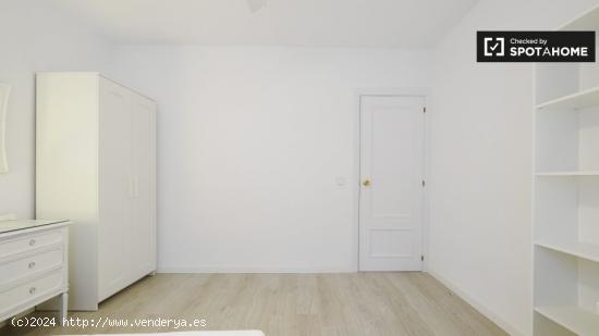 Acogedora habitación ideal para mujeres profesionales y postgraduados en apartamento de 6 dormitori