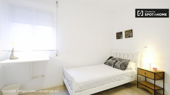 Habitación ordenada ideal para profesionales mujeres y postgraduados en apartamento de 6 dormitorio