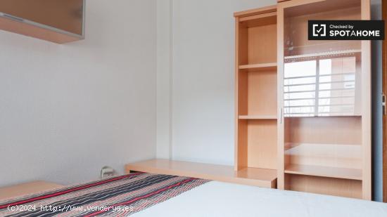 Cómoda habitación en alquiler en piso de 4 dormitorios en Alcobendas - MADRID