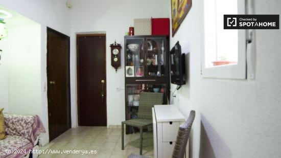 Habitación luminosa ideal para hombres profesionales y postgraduados en apartamento de 4 dormitorio