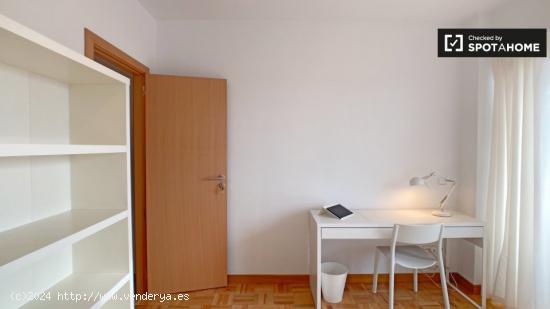 Amplia habitación en alquiler en apartamento de 4 dormitorios, Imperial - MADRID