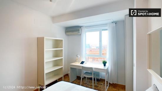 Preciosa habitación en alquiler en apartamento de 4 dormitorios, Imperial - MADRID