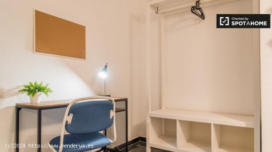 Elegante habitación en alquiler en el apartamento de 6 dormitorios en L'Eixample - VALENCIA