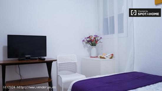 Se alquila habitación en un elegante apartamento de 3 dormitorios, con propietario, Carabanchel - M