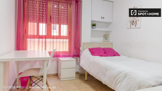 Se alquila habitación en apartamento de 4 dormitorios en L'Amistat - VALENCIA