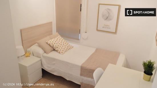 Se alquila habitación en apartamento de 4 dormitorios en L'Amistat - VALENCIA