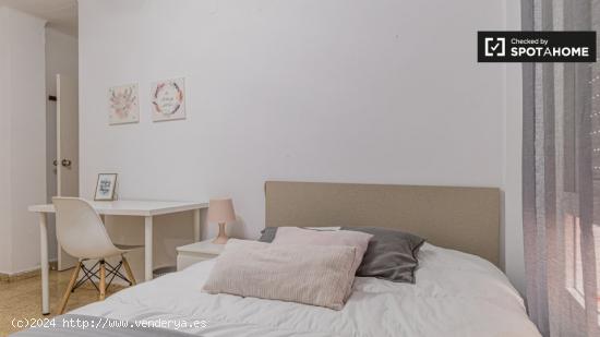 Se alquila habitación en apartamento de 4 dormitorios en L'Amistat - VALENCIA