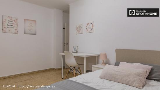 Se alquila habitación en apartamento de 4 dormitorios en L'Amistat - VALENCIA