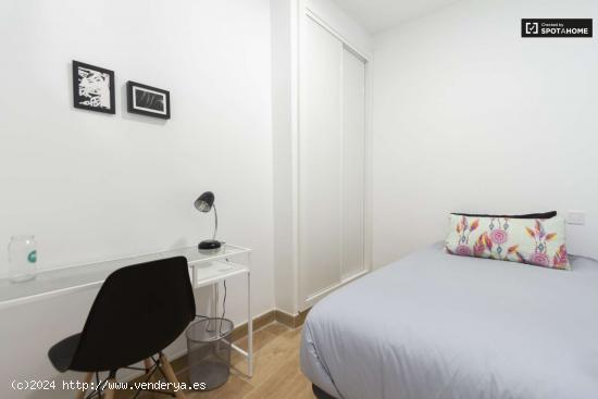  Se alquila habitación en piso de 5 dormitorios, cerca del Paseo del Prado en Lavapiés - MADRID 