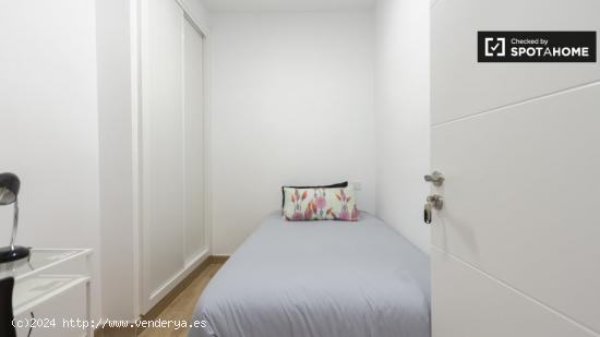 Se alquila habitación en piso de 5 dormitorios, cerca del Paseo del Prado en Lavapiés - MADRID