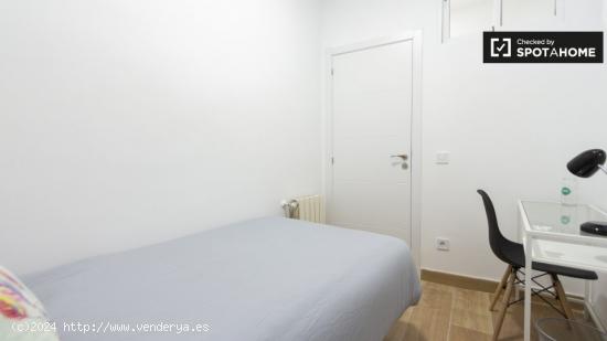 Se alquila habitación en piso de 5 dormitorios, cerca del Paseo del Prado en Lavapiés - MADRID