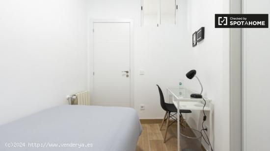 Se alquila habitación en piso de 5 dormitorios, cerca del Paseo del Prado en Lavapiés - MADRID