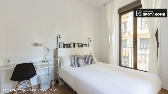 Se alquila habitación con 2 balcones en apartamento de 5 dormitorios, cerca del Paseo del Prado en 