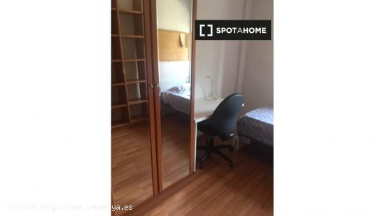 Bonita habitación en alquiler en apartamento de 3 dormitorios, cerca de Casa Lleó Morera, L'Esquer