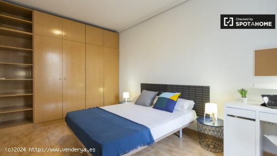 Se alquila habitación en piso de 6 habitaciones cerca de Tirso de Molina - MADRID