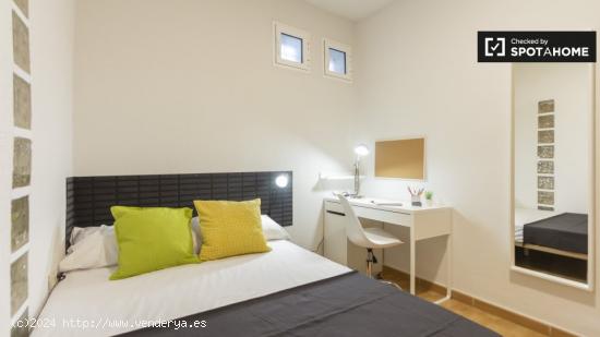 Se alquila habitación en piso de 6 habitaciones cerca de Tirso de Molina - MADRID