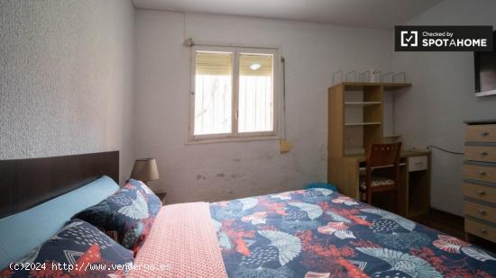 Se alquila habitación en apartamento de 2 dormitorios con casero en Puente de Vallecas - MADRID