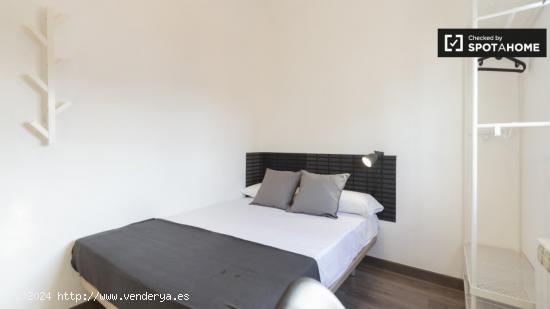 Se alquila habitación en apartamento de 6 dormitorios en Puente de Vallecas. - MADRID