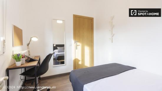 Se alquila habitación en apartamento de 6 dormitorios en Puente de Vallecas. - MADRID