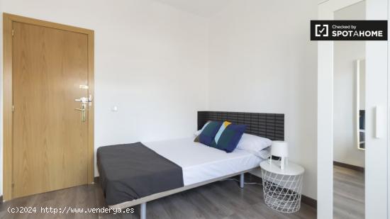 Se alquila habitación en apartamento de 6 dormitorios en Puente de Vallecas. - MADRID