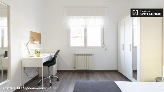 Se alquila habitación en apartamento de 6 dormitorios en Puente de Vallecas. - MADRID