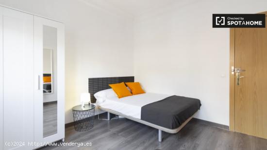 Se alquila habitación en apartamento de 6 dormitorios en Puente de Vallecas. - MADRID