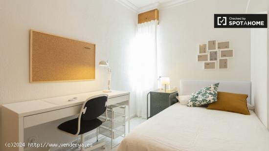 Elegante habitación en alquiler en apartamento de 3 dormitorios, ideal para estudiantes, en Puerta 