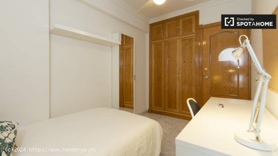 Elegante habitación en alquiler en apartamento de 3 dormitorios, ideal para estudiantes, en Puerta 