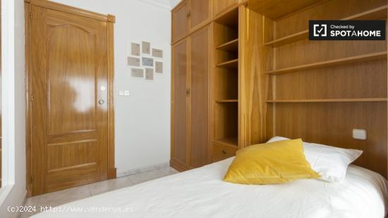 Se alquila habitación luminosa en piso de 3 dormitorios, ideal para estudiantes, en Puerta del Áng