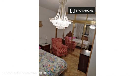 Se alquila habitación en apartamento de 3 dormitorios en Madrid - MADRID