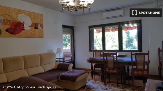 Se alquila habitación en apartamento de 3 dormitorios en Madrid - MADRID