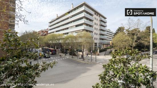 Se alquila habitación en apartamento de 4 dormitorios en Les Corts. - BARCELONA