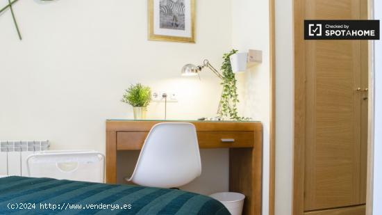 Luminoso cuarto de baño en alquiler en residencia de 15 habitaciones en Atocha - MADRID