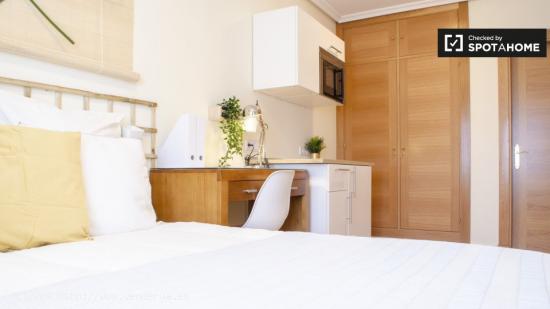 Amplia habitación con baño y unidad de cocina en alquiler en Atocha - MADRID