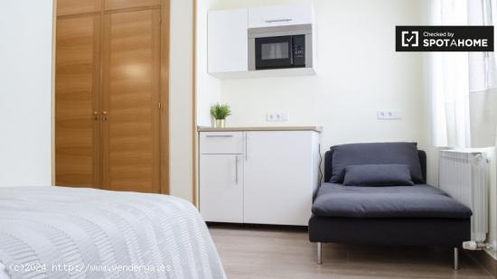 Luminosa habitación con baño y unidad de cocina en alquiler en una residencia de 15 dormitorios en