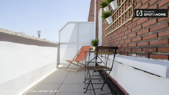 Habitación bien amueblada con baño y balcón y unidad de cocina en alquiler en una residencia de 1