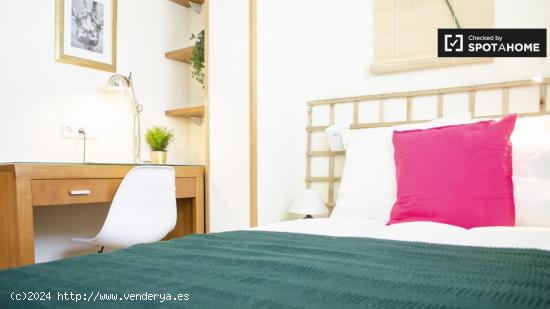 Cómoda habitación con baño en alquiler en residencia de 15 dormitorios en Atocha - MADRID