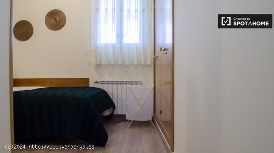 Amplia habitación con baño en alquiler en residencia de 15 dormitorios en Atocha - MADRID