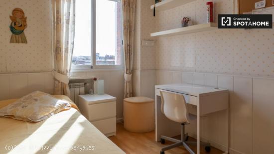 Alquiler de habitaciones en piso de 4 dormitorios en Benabeu - MADRID