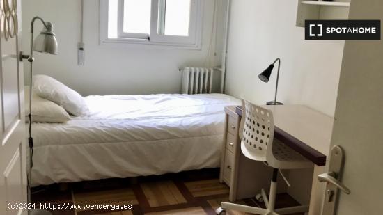 Se alquilan habitaciones en apartamento de 3 dormitorios en Madrid - MADRID