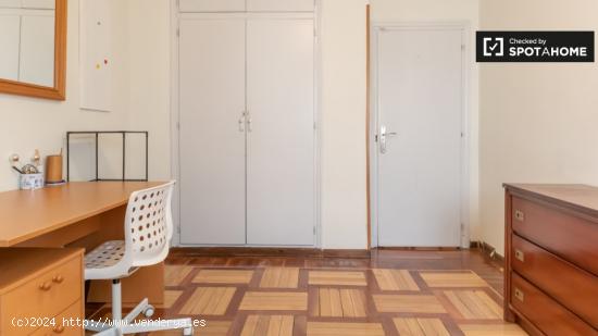 Se alquilan habitaciones en apartamento de 3 dormitorios en Madrid - MADRID