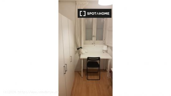 Se alquila habitación para mujeres en piso de 4 dormitorios en Argüelles - MADRID