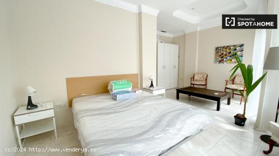 Habitaciones en apartamento de 4 dormitorios en el Eixample, Valencia - VALENCIA