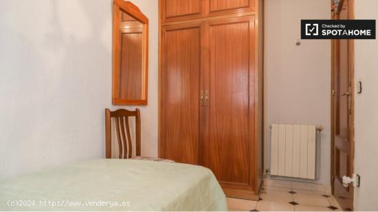 Se alquila habitación para mujeres en apartamento de 2 dormitorios en El Pilar - MADRID