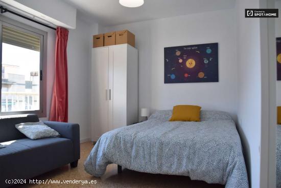  Se alquila habitación en piso de 8 dormitorios en L'Amistat, Valencia - VALENCIA 