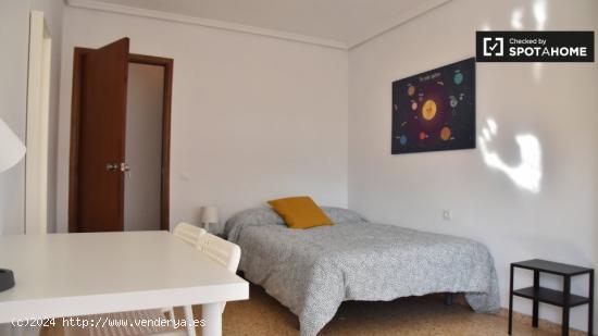 Se alquila habitación en piso de 8 dormitorios en L'Amistat, Valencia - VALENCIA