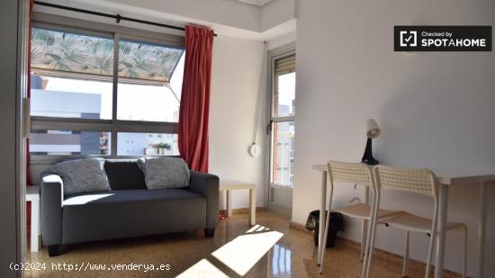 Se alquila habitación en piso de 8 dormitorios en L'Amistat, Valencia - VALENCIA